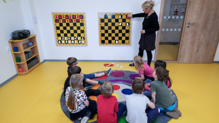 在俄斯特拉发，孩子们已经在幼儿园下棋 |俄斯特拉发市 |新闻 |极性